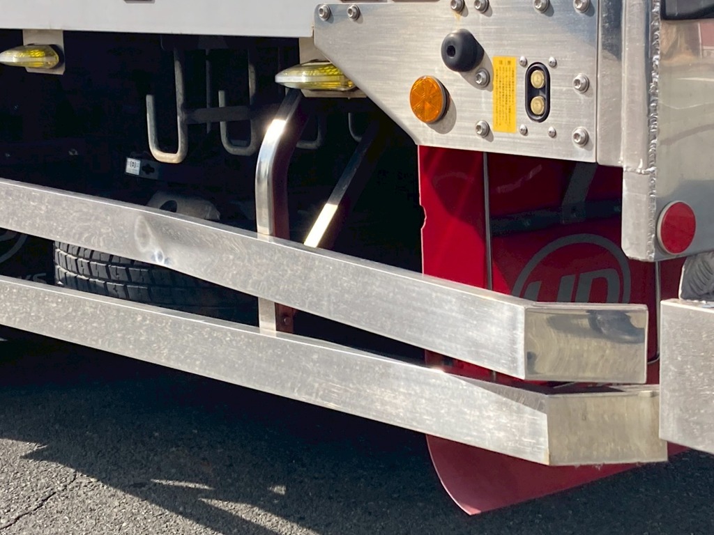 左リアオーバーハングのサイドバンバーに凹み曲りが有ります|UDトラックス クオン 2PG-CG5CAの写真20