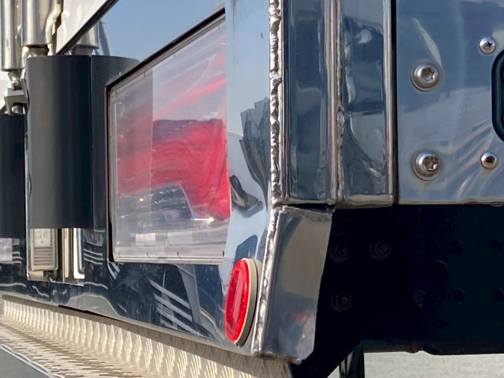 リア化粧板右下に亀裂ヶ所があります|UDトラックス クオン 2PG-CG5CAの写真21