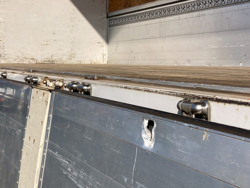 左アオリ内側に穴開き箇所が有ります|UDトラックス クオン 2PG-CG5CAの写真22