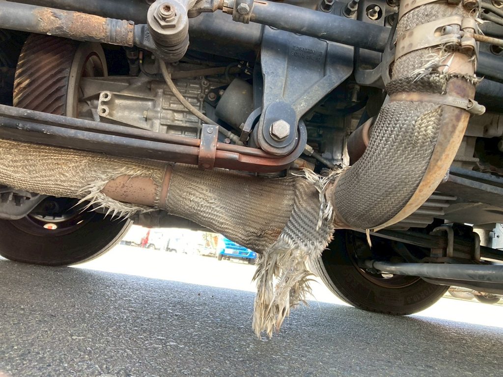 テールパイプの遮熱材の剥がれがあります|UDトラックス クオン 2PG-CG5CAの写真23