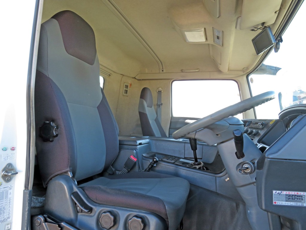 運転席座面にヘタリがあります。|三菱 スーパーグレート QKG-FV50VXの写真12