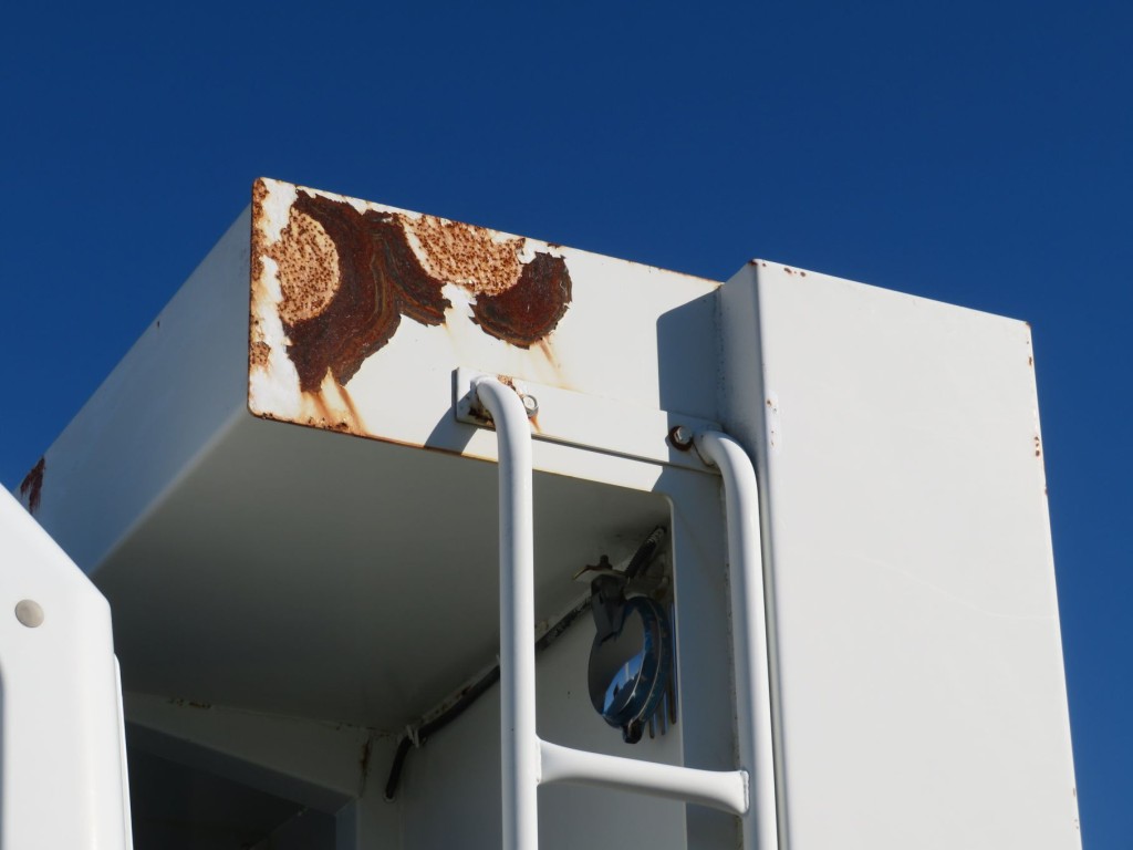 シートデッキ側面にサビがあります。|三菱 スーパーグレート QKG-FV50VXの写真34