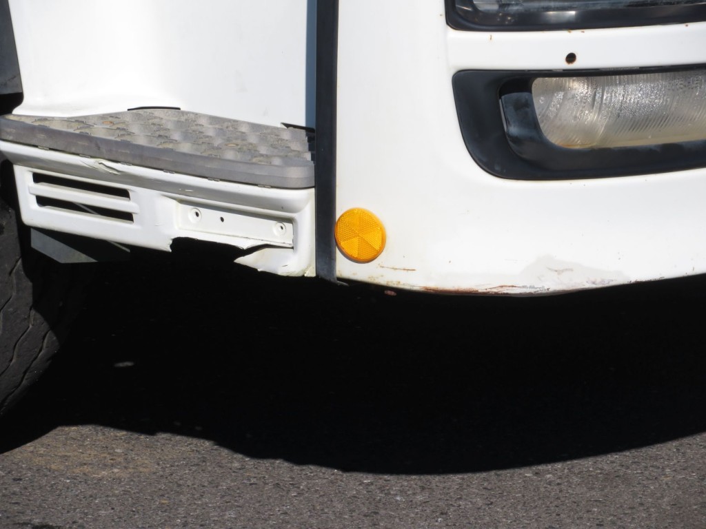 運転席側ステップ下カバーに割れがあります。|三菱 スーパーグレート QKG-FV50VXの写真65