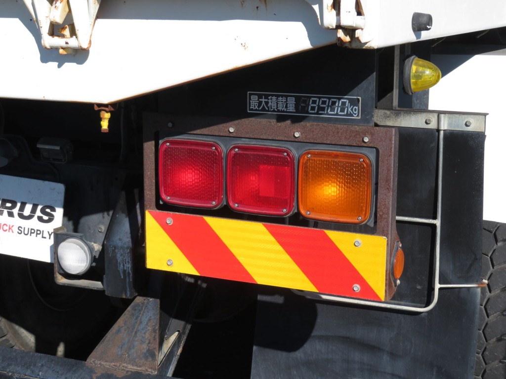 運転席側テールランプステーにサビがあります。|三菱 スーパーグレート QKG-FV50VXの写真85
