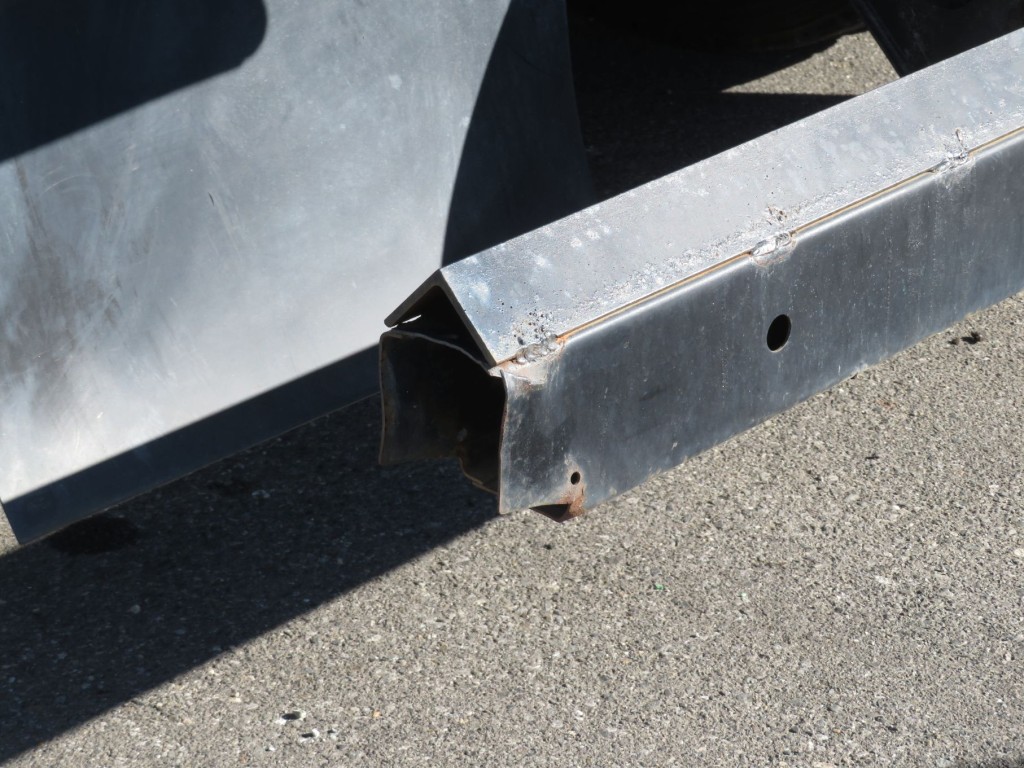 リアバンパーの端にヘコミがあります。|三菱 スーパーグレート QKG-FV50VXの写真88