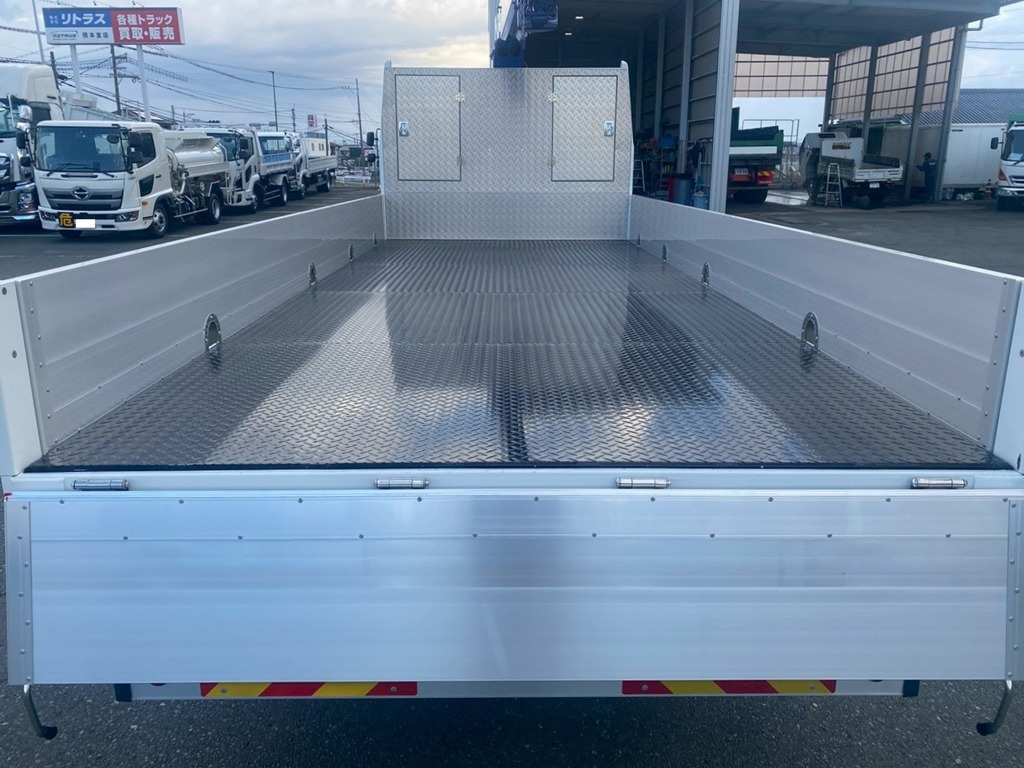 床はシマ鉄板張りです|三菱 ファイター 2KG-FK62FZの写真7