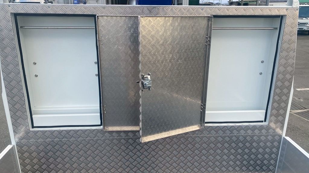 左右に道具入れワイヤー掛けが付いてます|三菱 ファイター 2KG-FK62FZの写真10