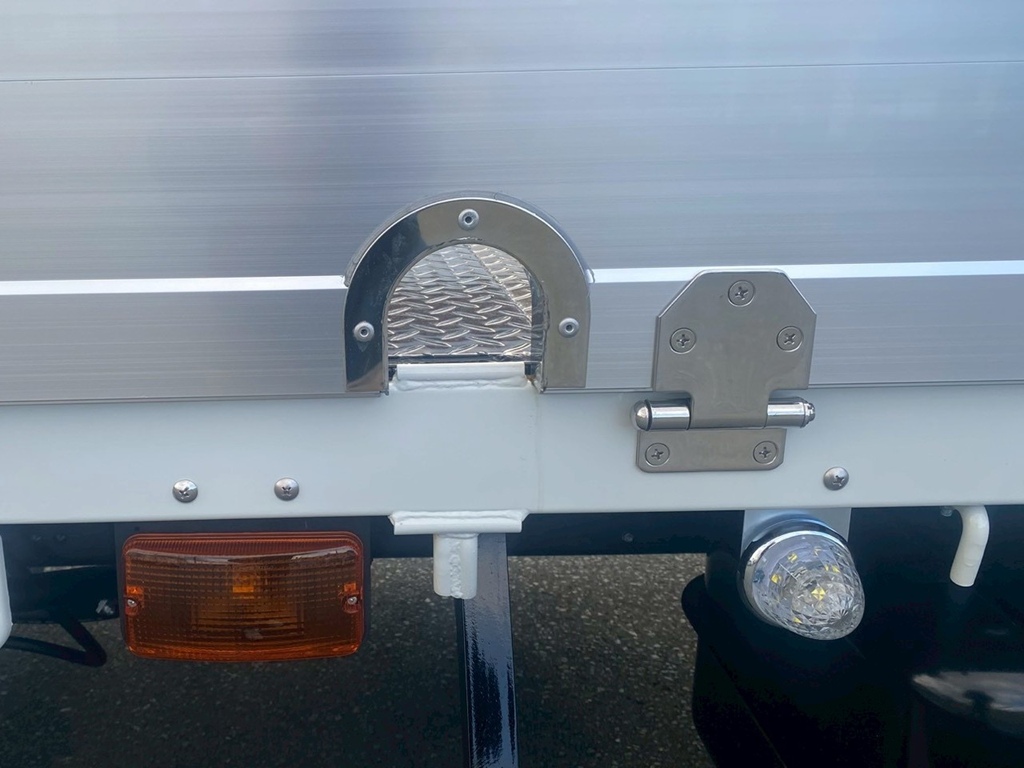 ステン丁番とステンロープ穴|三菱 ファイター 2KG-FK62FZの写真20