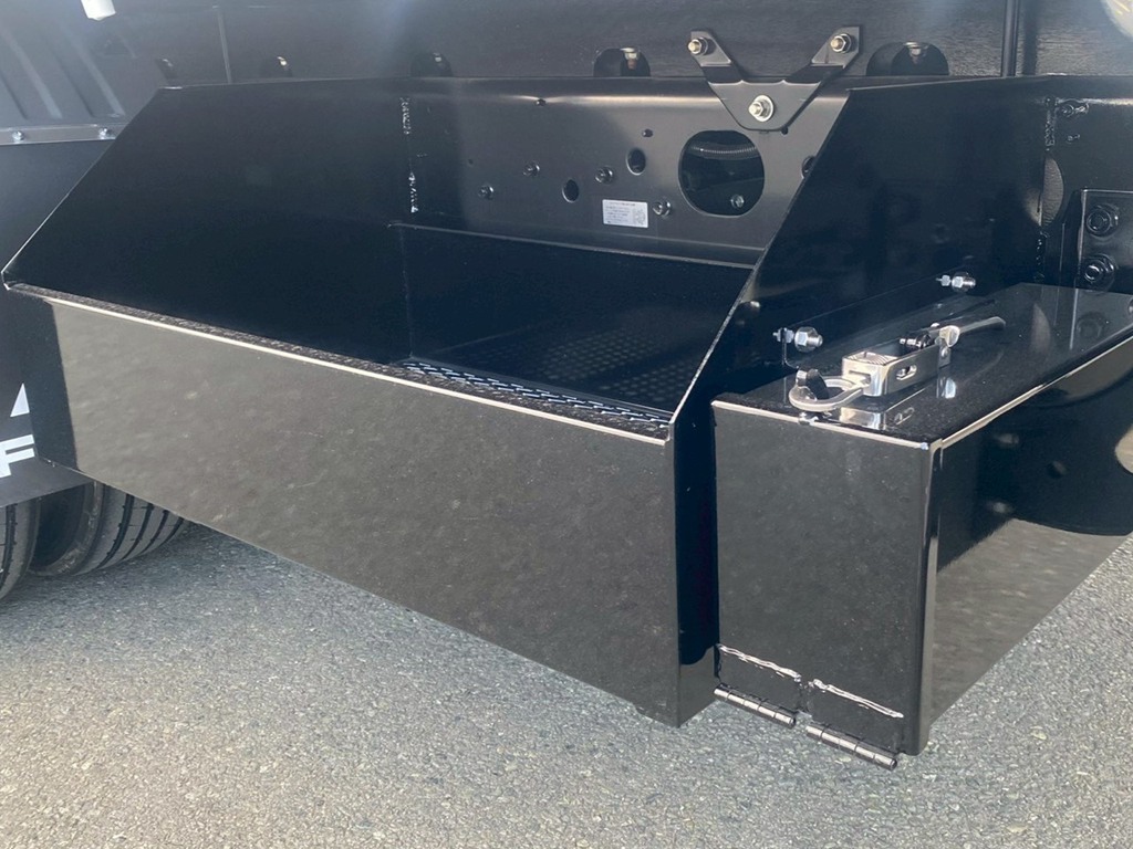 左リアオーバーハングにも物入れ付いてます|三菱 ファイター 2KG-FK62FZの写真22