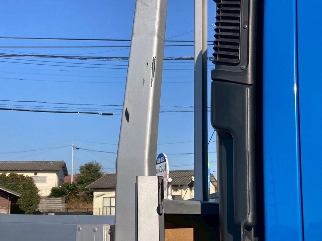 鳥居柱にスレ、色剥げが有ります|日野 デュトロ 2RG-XZU722M(2WD)の写真15