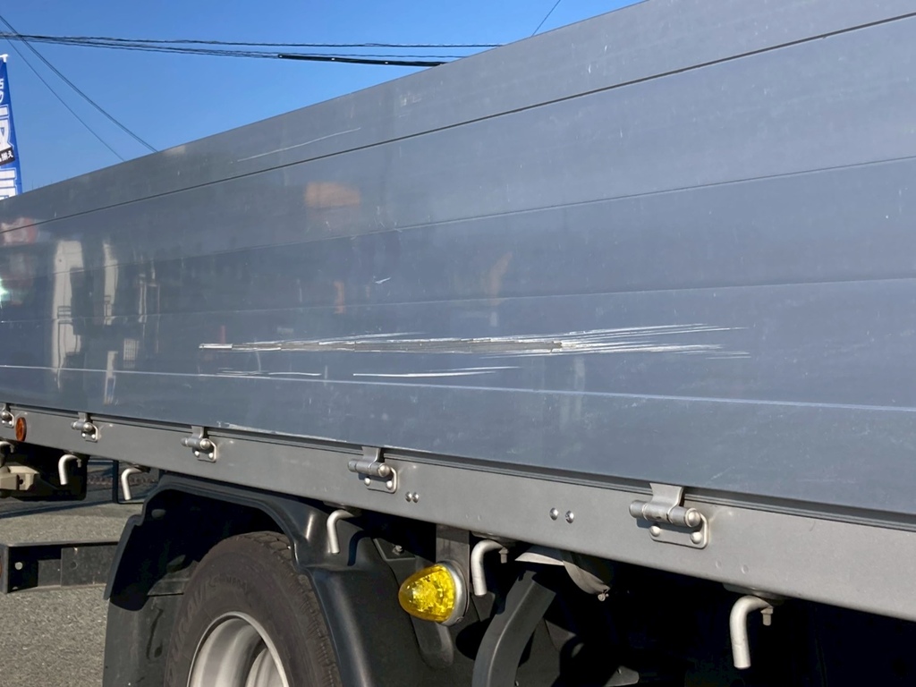 右アルミアオリにすり傷が有ります|日野 デュトロ 2RG-XZU722M(2WD)の写真17