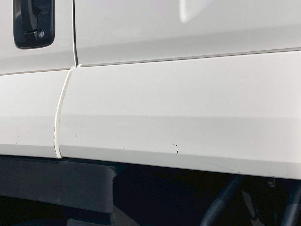 フロントガラスの助手席側正面に飛び石跡があります。|いすゞ フォワード 2RG-FRR90S2(2WD)の写真38