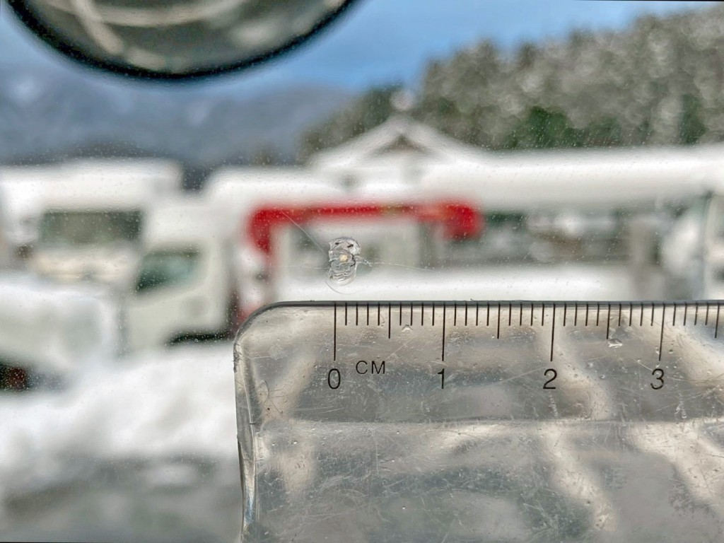 フロントガラスの助手席側正面に飛び石跡があります。|いすゞ フォワード 2RG-FRR90S2(2WD)の写真43