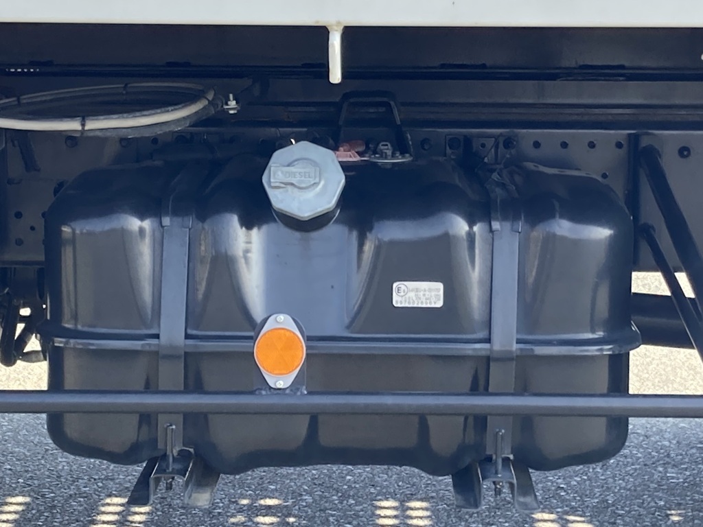 燃料タンクは100Lです。|いすゞ フォワード 2RG-FRR90S2(2WD)の写真47