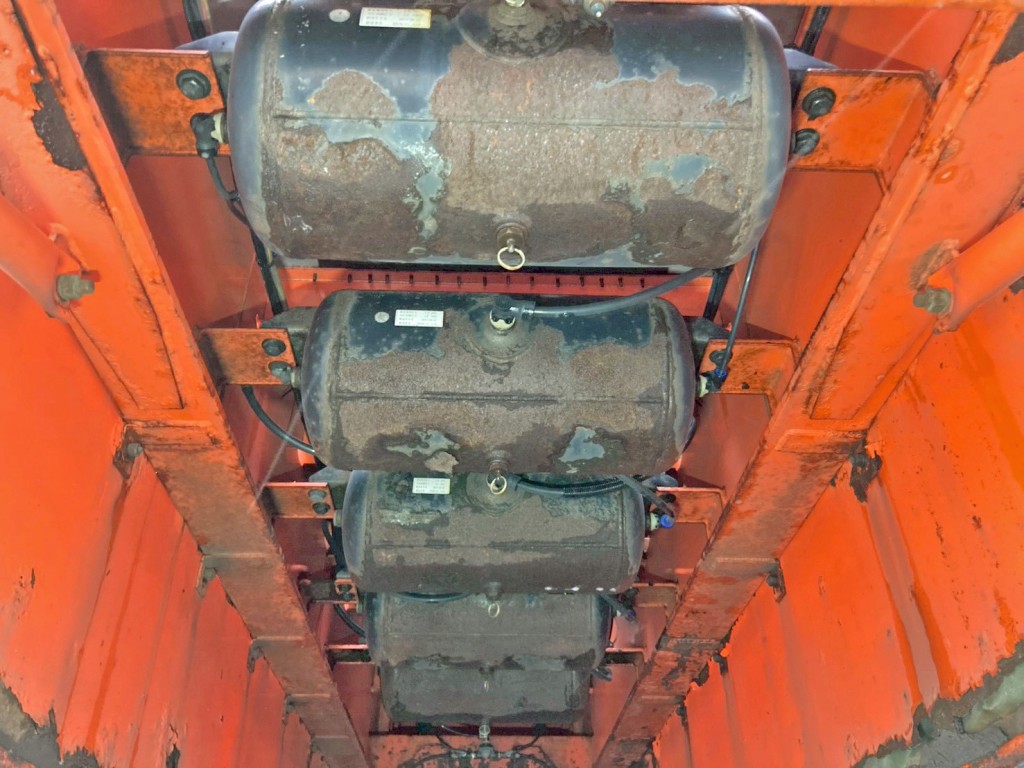 エアータンクに腐食があります。|トレクス  PFB34118の写真19