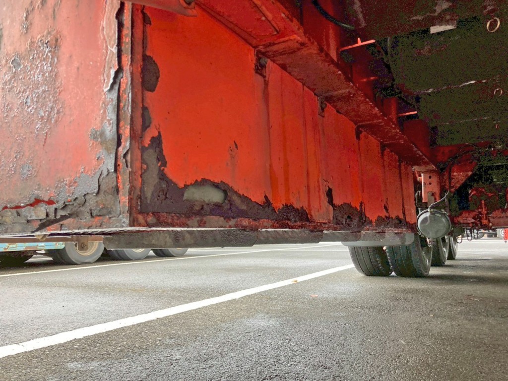 運転席側リン木入れに腐食・穴あきがあります。|トレクス PFB34118の写真23