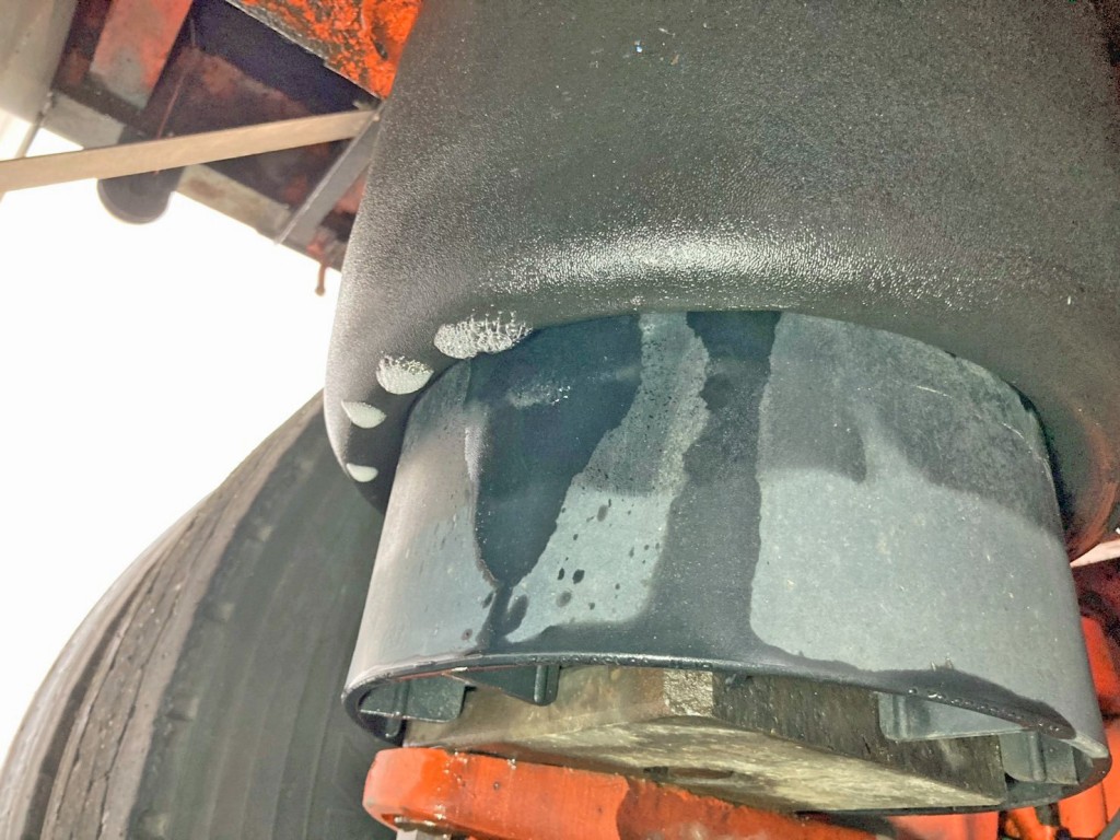 3軸目助手席側エアサスベローズ部にエアー漏れがあります。|トレクス PFB34118の写真27