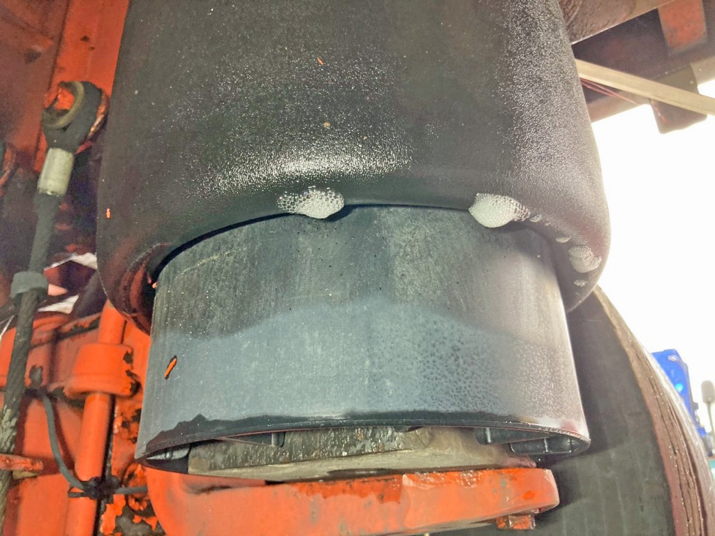 3軸目運転席側エアサスベローズ部にエアー漏れがあります。|トレクス  PFB34118の写真29