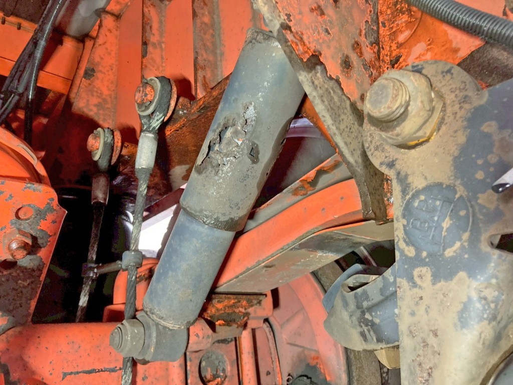 1軸目運転席側ローラーにガタがあります。|トレクス  PFB34118の写真32