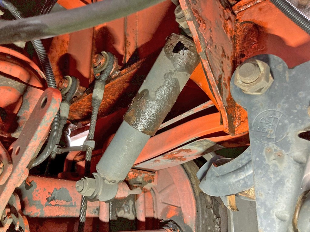 2軸目運転席側ローラーにガタがあります。|トレクス  PFB34118の写真36