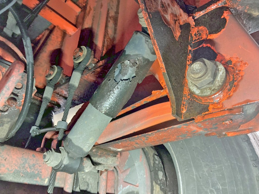 3軸目助手席側エアサスベローズ部にエアー漏れがあります。|トレクス  PFB34118の写真40