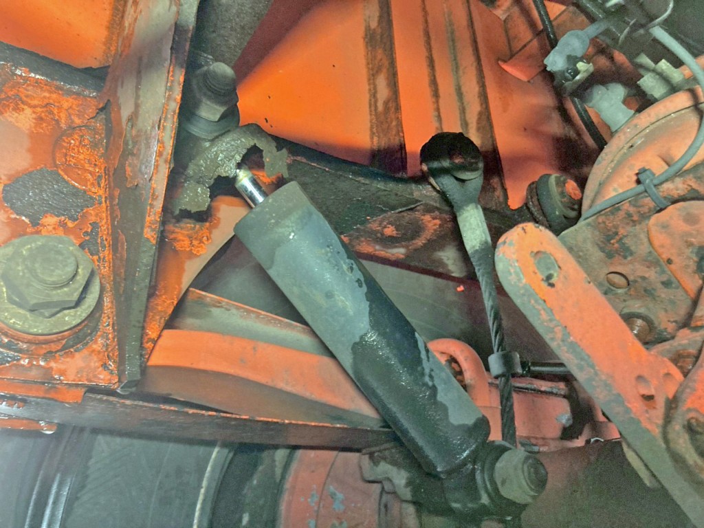 3軸目運転席側のショックアブソーバーカバーに腐食・割れがあります。|トレクス PFB34118の写真41