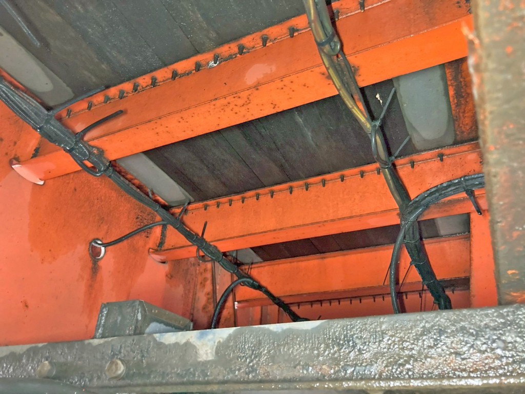 1軸目助手席側のショックアブソーバーカバーに腐食・割れがあります。|トレクス  PFB34118の写真44