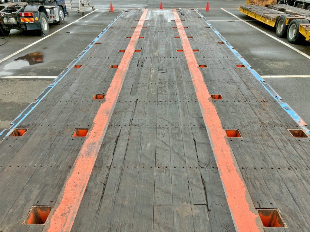 2軸目助手席側のショックアブソーバーカバーに腐食・割れがあります。|トレクス  PFB34118の写真48