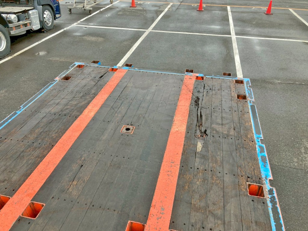 床板前方運転席側に割れがあります。|トレクス PFB34118の写真51