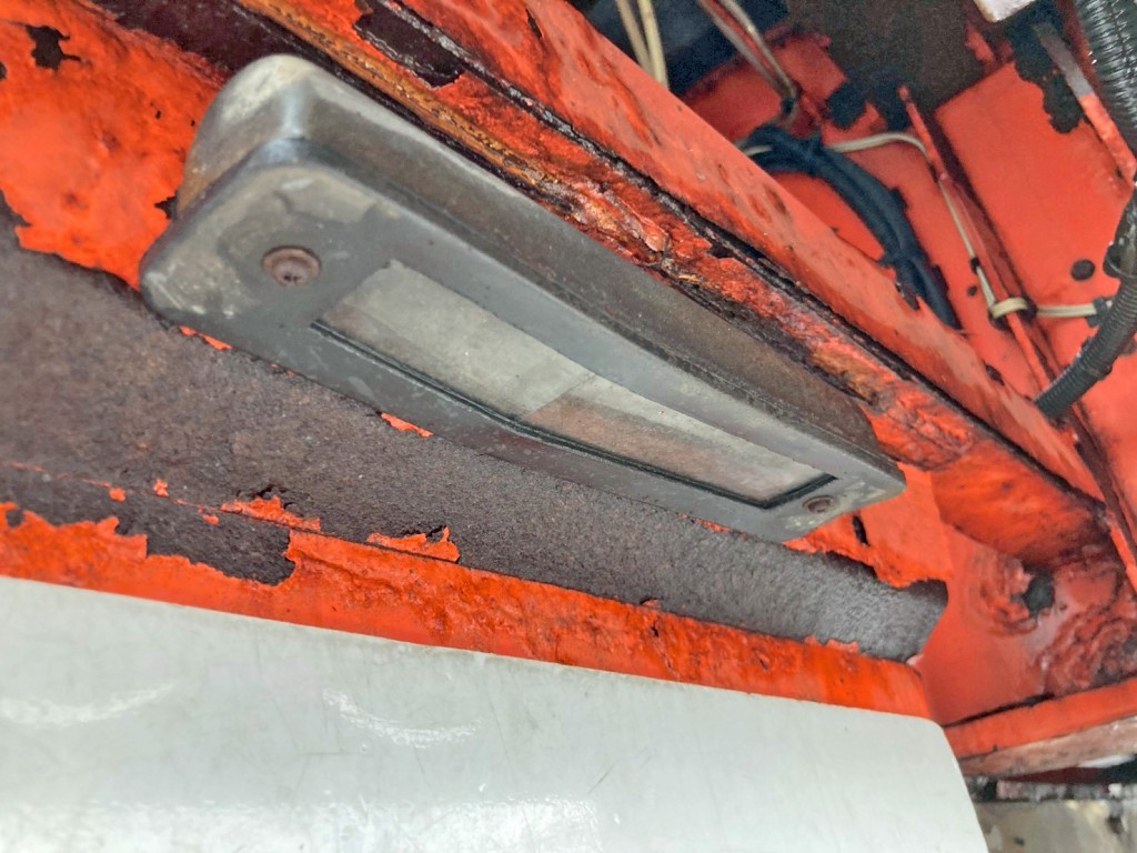 ナンバー灯レンズに割れがあります。|トレクス PFB34118の写真61