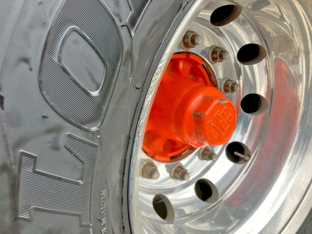 1軸目運転席側のホイールにキズがあります。|トレクス PFB34118の写真73
