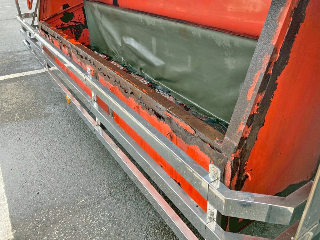 助手席側りん木入れに腐食・穴あきがあります。|トレクス  PFB34118の写真75