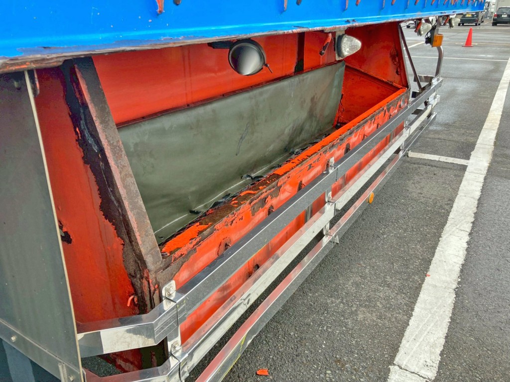 運転席側りん木入れに腐食・穴あきがあります。|トレクス  PFB34118の写真77