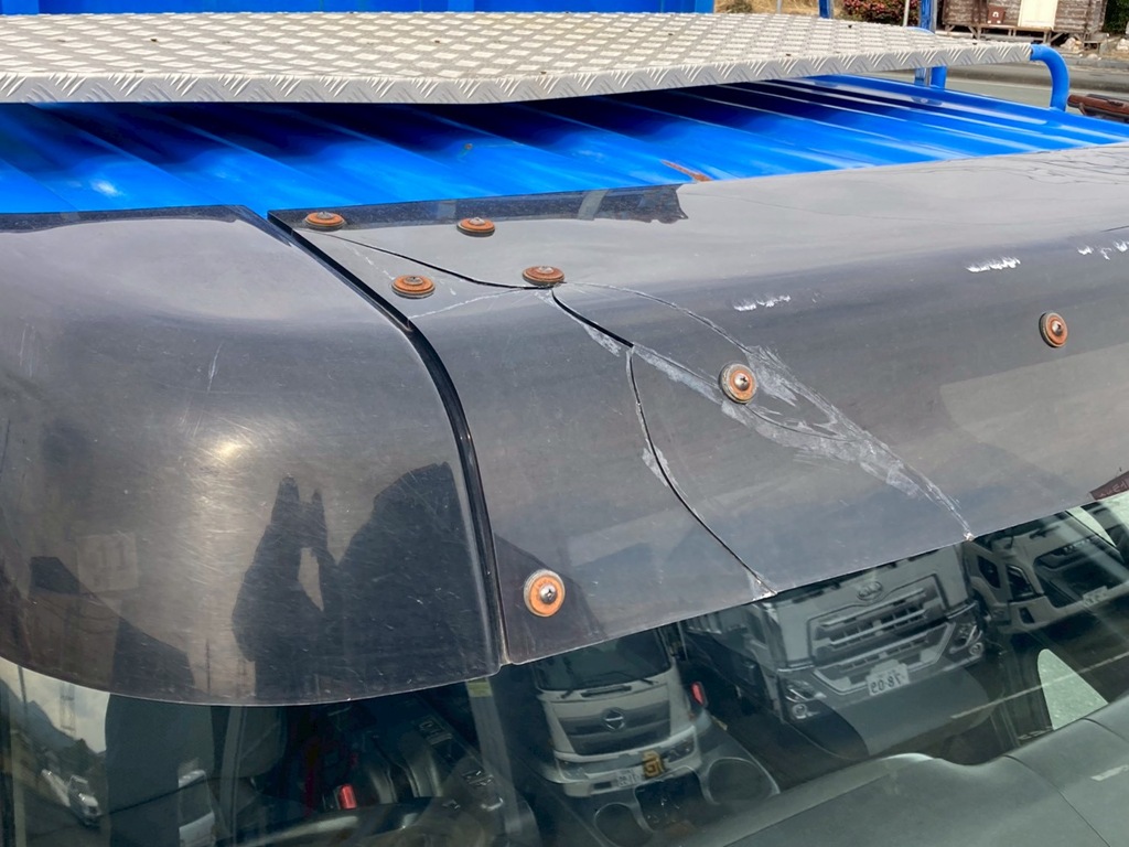 フロントバイザーに割れが有ります|日野 レンジャー LDG-FG8JJAAの写真20