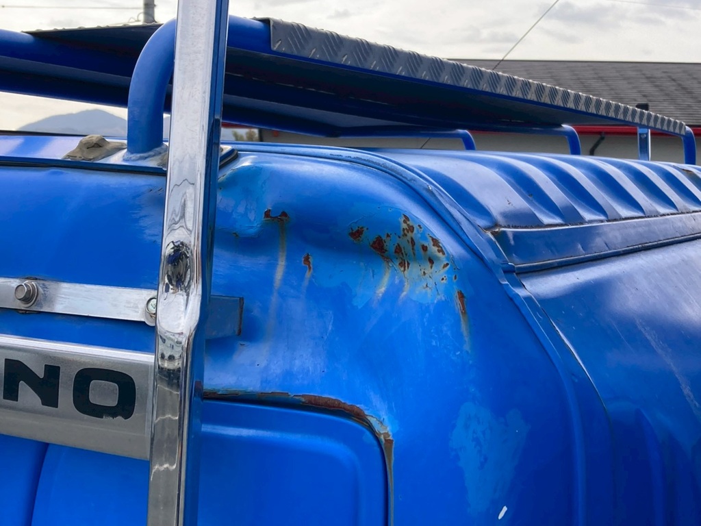 キャブ左上コーナーにつぶれ凹みが有ります|日野 レンジャー LDG-FG8JJAAの写真25