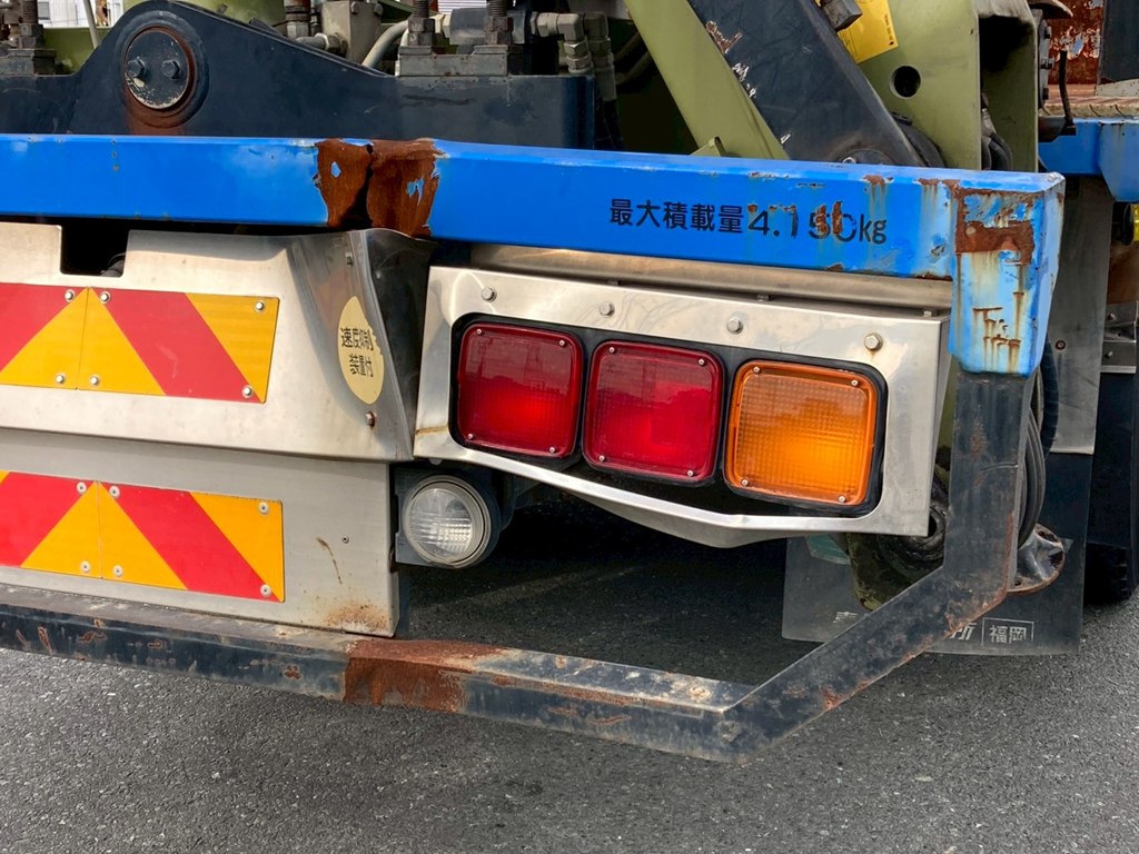 テールブラケットに切れ曲りサビが有ります|日野 レンジャー LDG-FG8JJAAの写真32