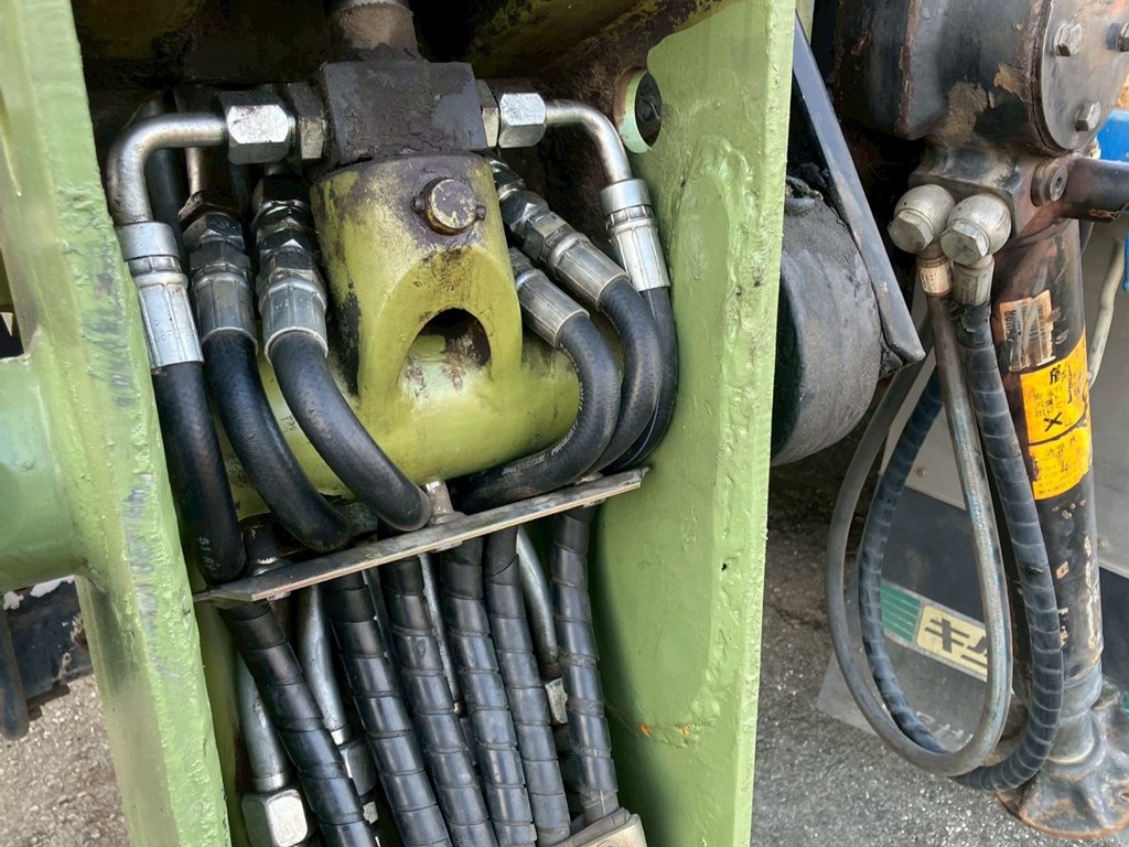 第二ブームシリンダー側に溶接補修箇所があります。|日野 レンジャー LDG-FG8JJAAの写真39