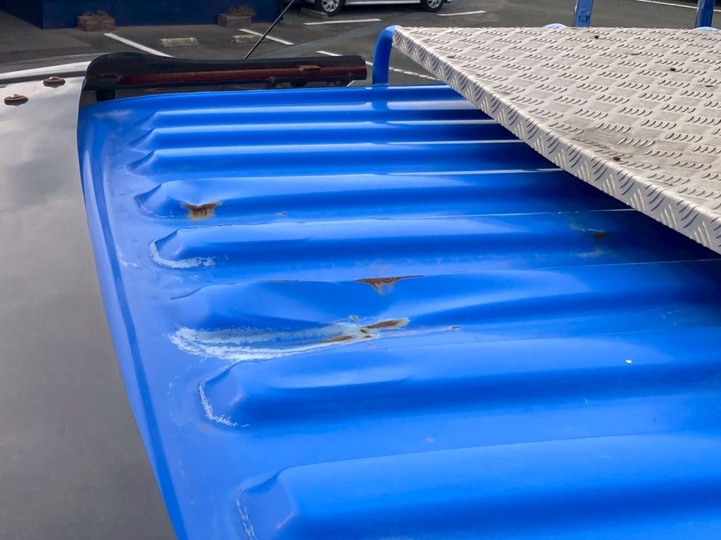 キャブ天井に凹みがあります|日野 レンジャー LDG-FG8JJAAの写真45