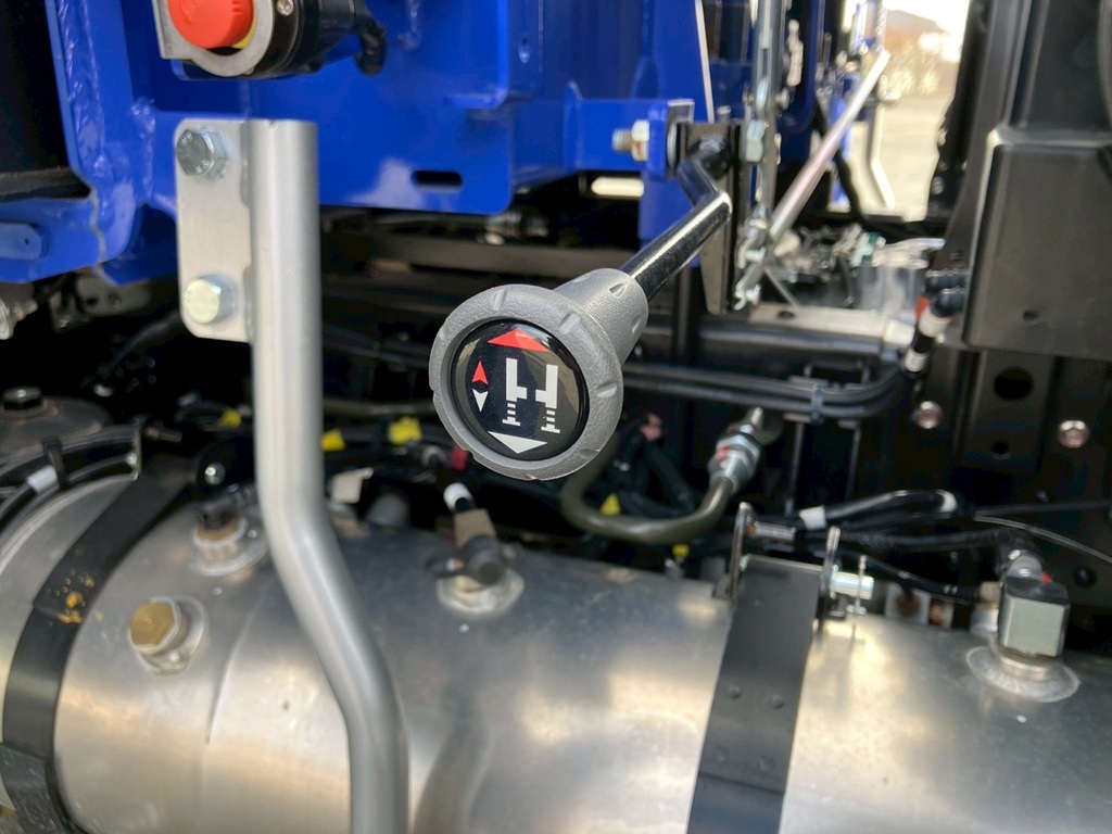 アウトリガーの操作レバーです。|日野 レンジャー 2KG-FE2ACAの写真14