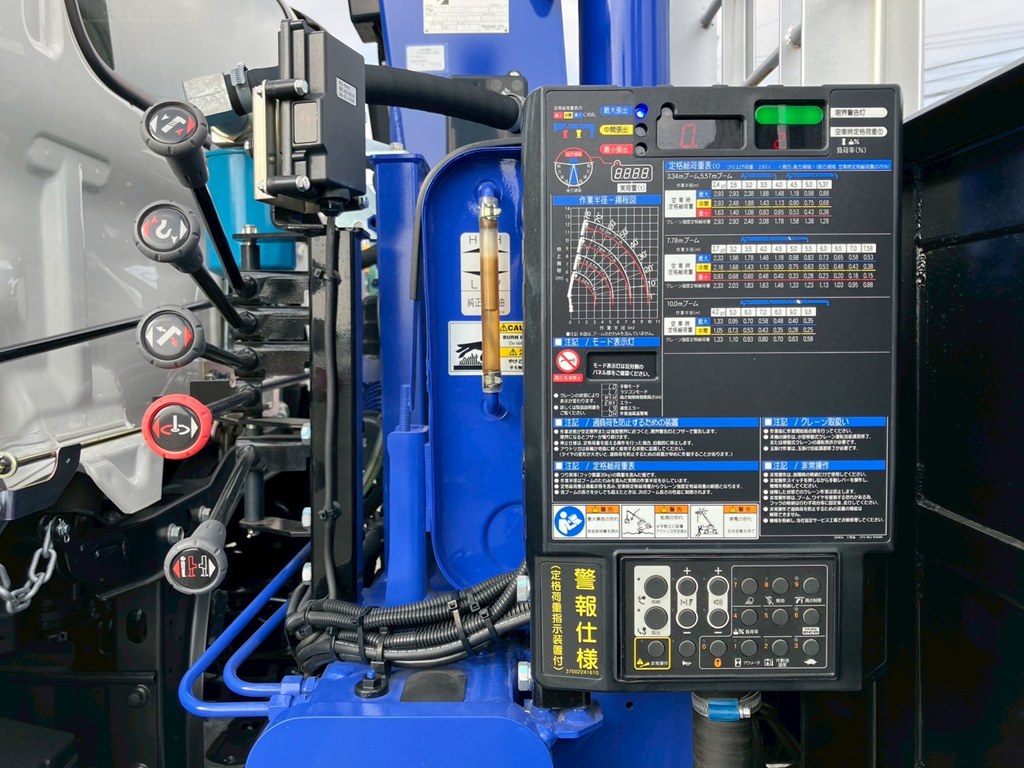 クレーンの操作レバーです。|日野 レンジャー 2KG-FE2ACAの写真15