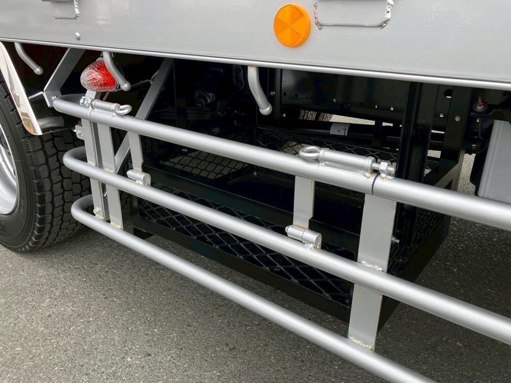 運転席側ボディー中央に物入れが付いています。|日野 レンジャー 2KG-FE2ACAの写真19