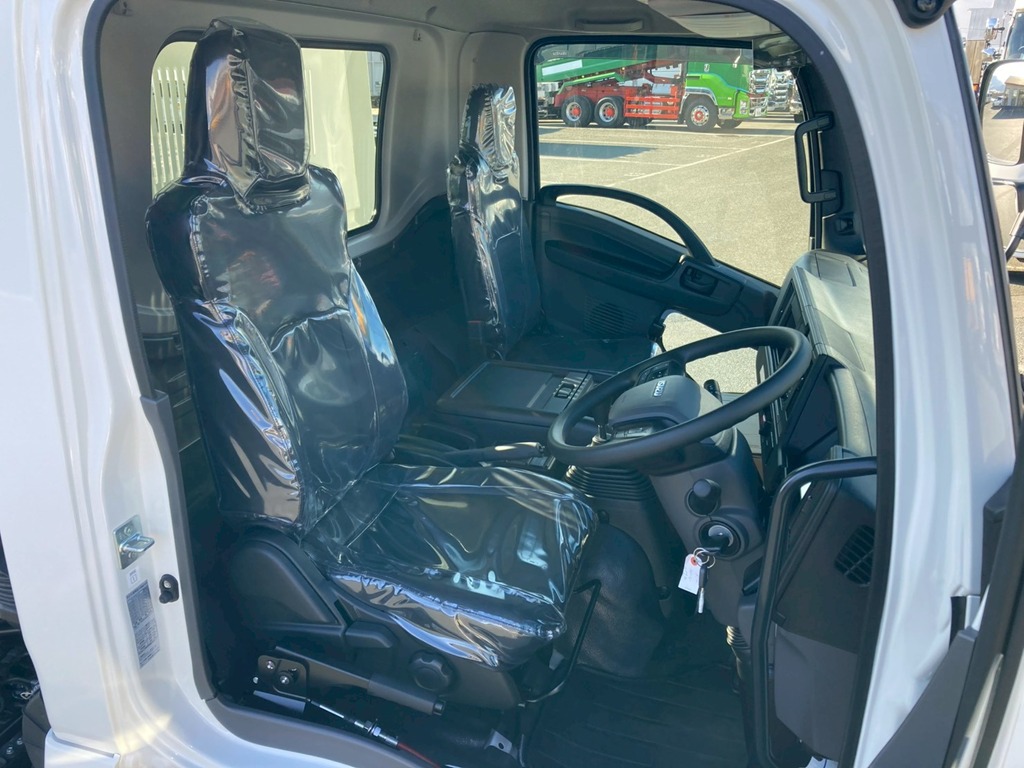室内|いすゞ フォワード 2RG-FRR90S4(2WD)の写真9
