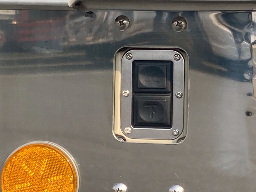 リア側のウイング開閉スイッチ|三菱 ファイター 2KG-FK65F(2WD)の写真15