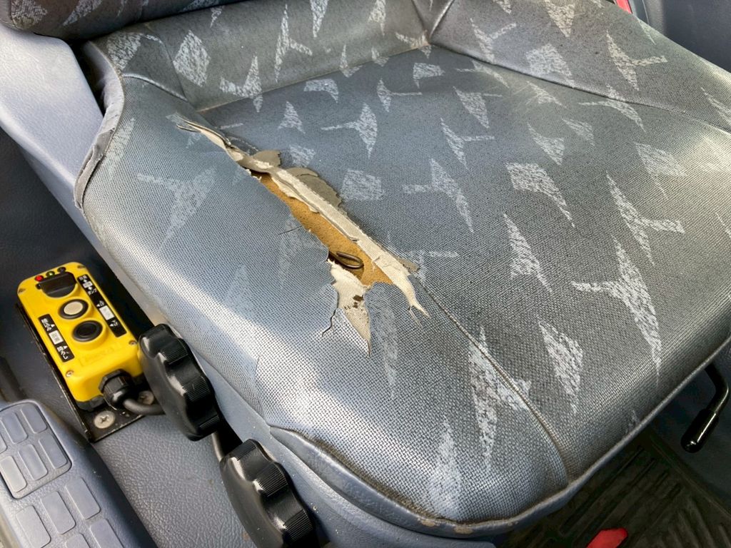 運転席に破れが有ります|日野 レンジャー ADG-FD7JGWA(2WD)の写真8