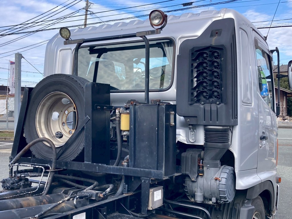 キャブバックにスペアタイヤが収納されてます|日野 レンジャー ADG-FD7JGWA(2WD)の写真9