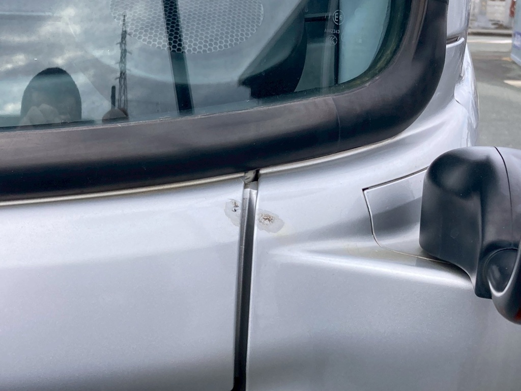 左コーナーパネルにキズ、色剥げが有ります|日野 レンジャー ADG-FD7JGWA(2WD)の写真13