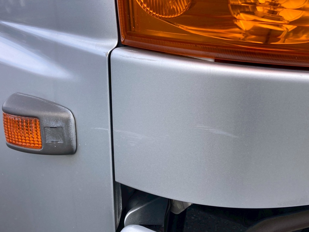 フロント右コーナパネル、ドアにすり傷が有ります|日野 レンジャー ADG-FD7JGWA(2WD)の写真14