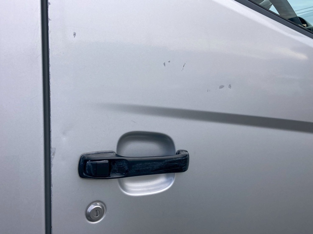 ドアノブ周辺にもキズ凹みが有ります|日野 レンジャー ADG-FD7JGWA(2WD)の写真16