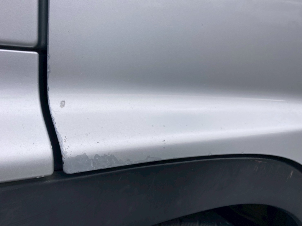 ドア下部にキズ、色剥げが有ります|日野 レンジャー ADG-FD7JGWA(2WD)の写真17