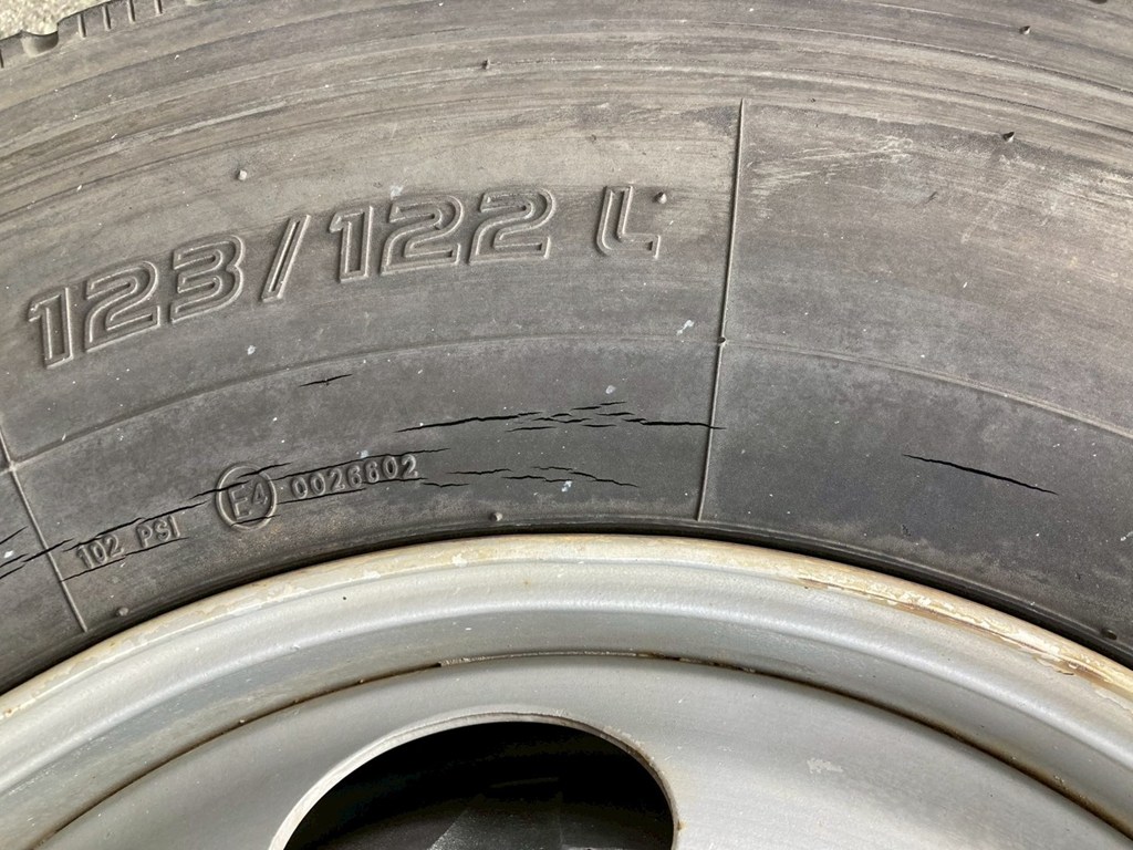 タイヤにひび割れが有ります|日野 レンジャー ADG-FD7JGWA(2WD)の写真20